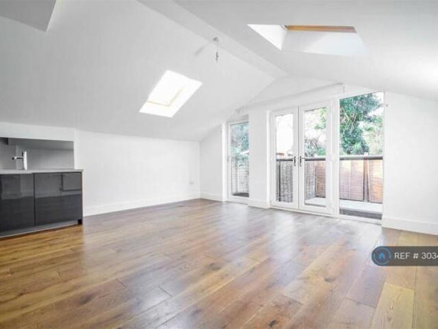 Flat for rent in Cat Hill, England