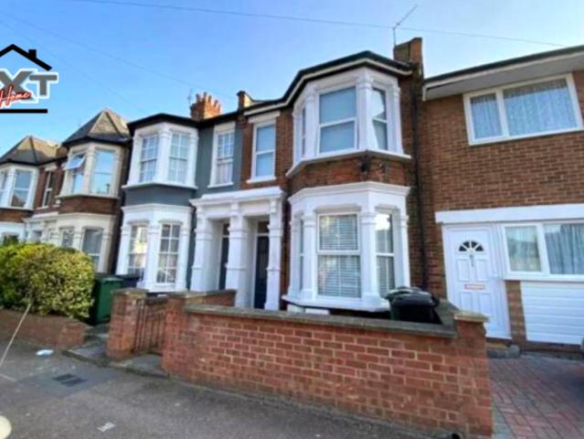 Flat for rent in Cat Hill, England