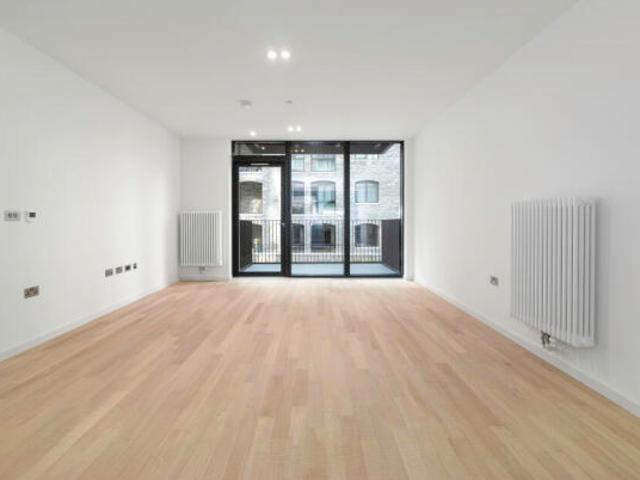 Flat for rent in Brentford End, Greater London