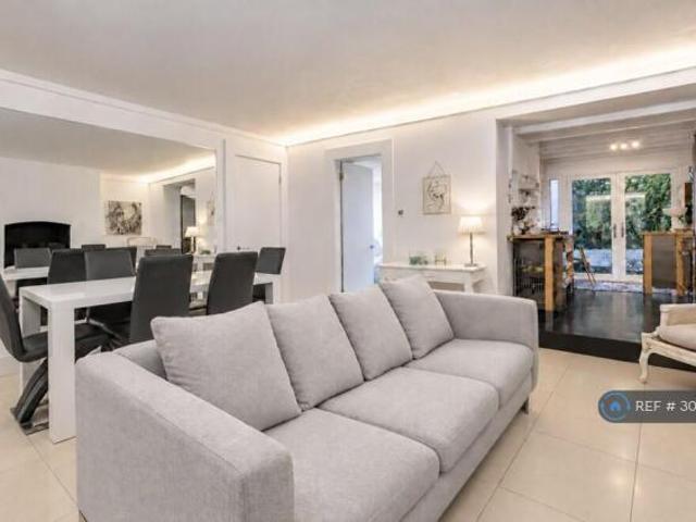Flat for rent in Cat Hill, England