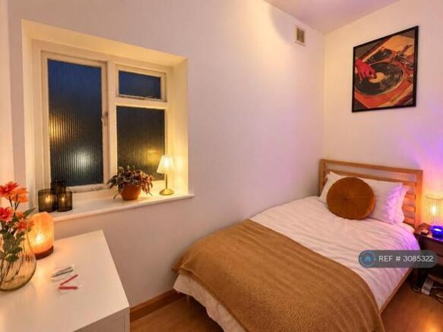 Flat for rent in Cat Hill, England
