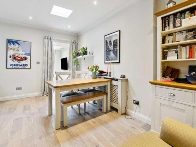 Flat for rent in Tooting Graveney, Greater London