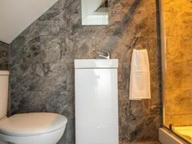 Flat for rent in Calderstones