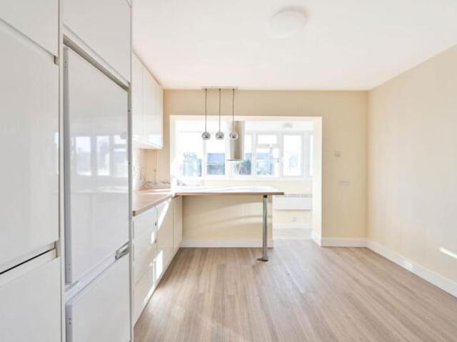 Flat for rent in Westborough, Surrey
