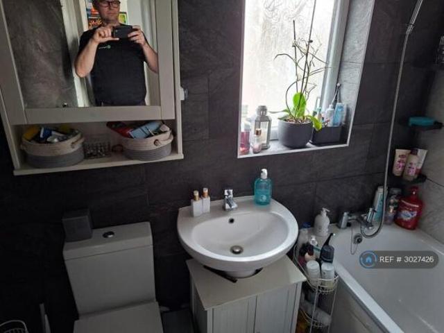 Flat for rent in Cat Hill, England