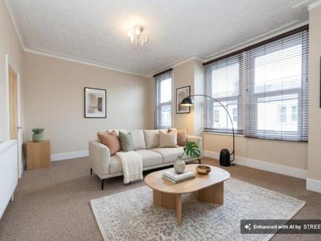Flat for rent in Cat Hill, England