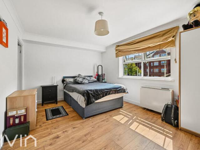 Flat for rent in Tooting Graveney, Greater London