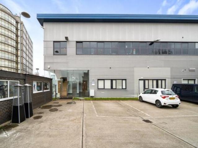 Flat for rent in Cat Hill, England