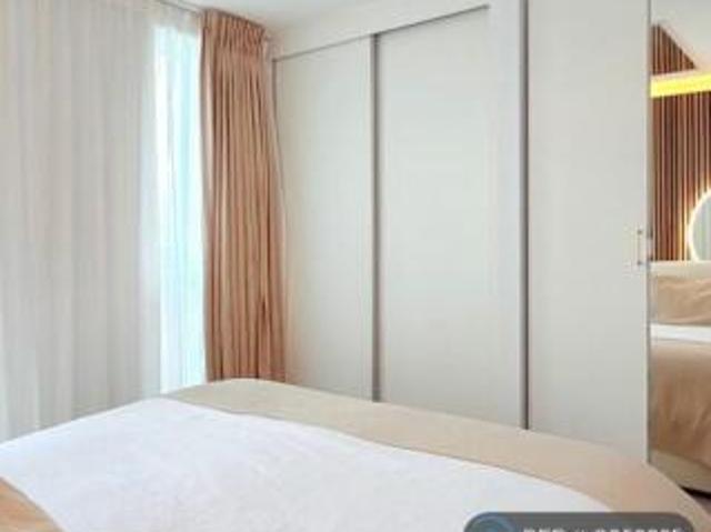 Flat for rent in Cat Hill, England