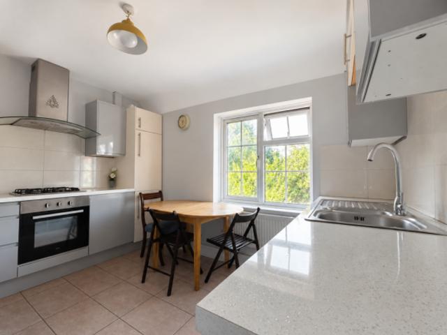 Flat for rent in Cat Hill, England