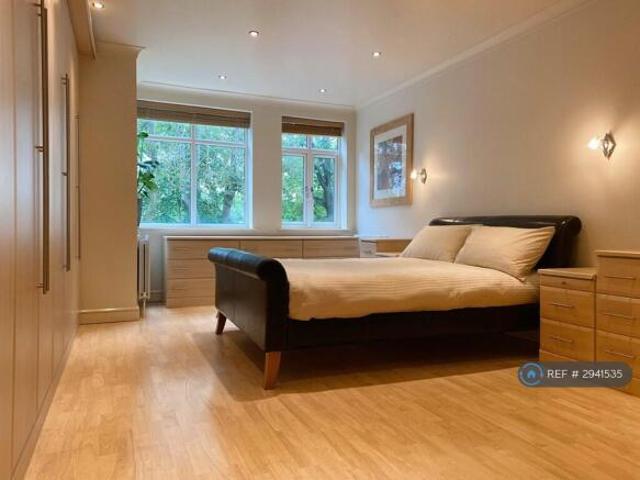 Flat for rent in Calderstones