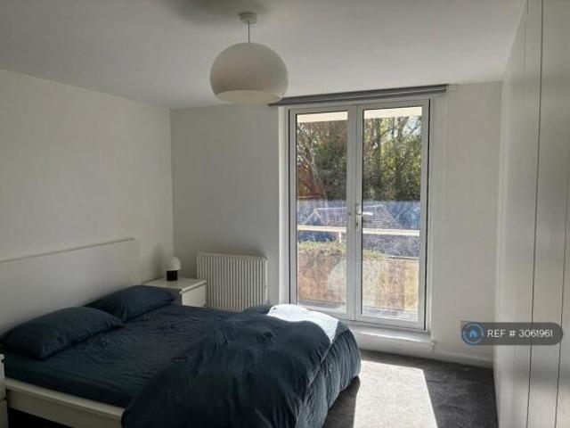 Flat for rent in Cat Hill, England