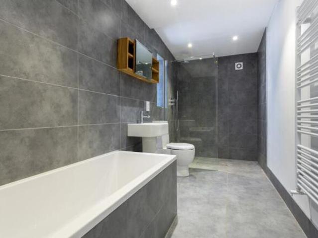 Flat for rent in Cat Hill, England