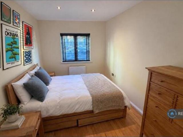 Flat for rent in Cat Hill, England