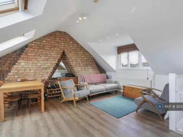 Flat for rent in Cat Hill, England