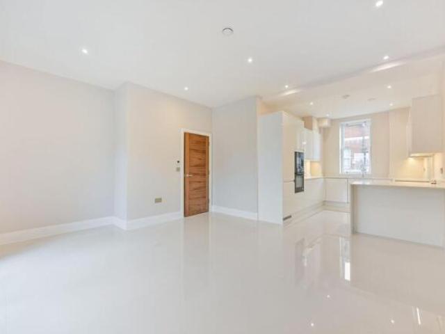 Flat for rent in South Wimbledon, Greater London