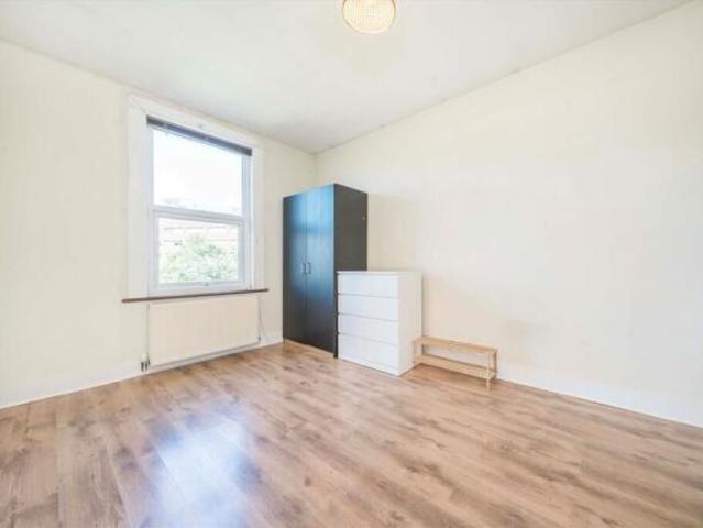 Flat for rent in Acton, Greater London
