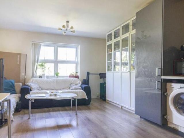 Flat for rent in Acton, Greater London