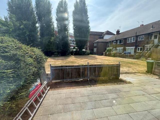 Flat for rent in London Borough of Merton, Raynes Park