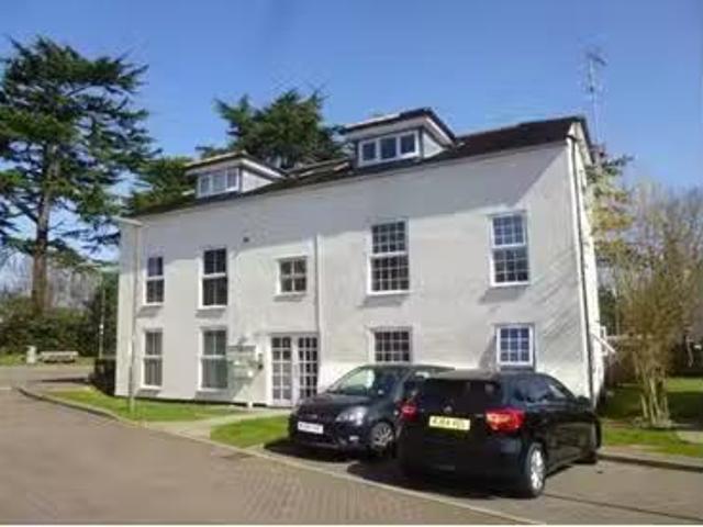 House for rent in Heol-las, Surrey