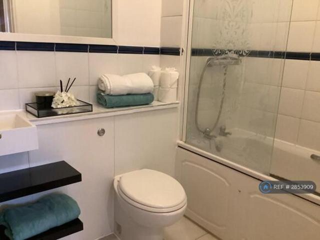 Flat for rent in Cat Hill, England