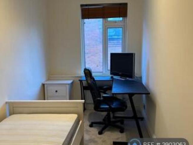 Flat for rent in Cat Hill, England