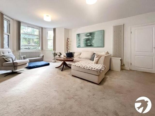 Flat for rent in Cat Hill, England