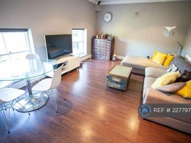 Flat for rent in Calderstones