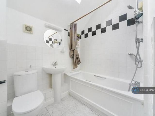 Flat for rent in Cat Hill, England