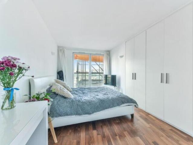 Flat for rent in Cat Hill, England