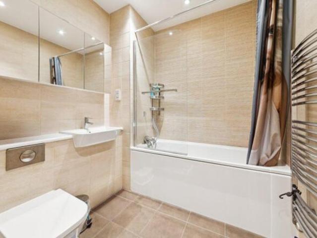 Flat for rent in Poplar Grove, Greater London
