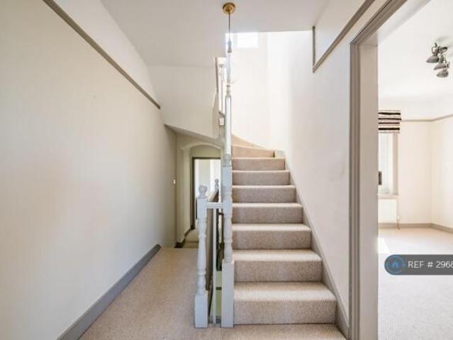 Flat for rent in Westborough, Surrey