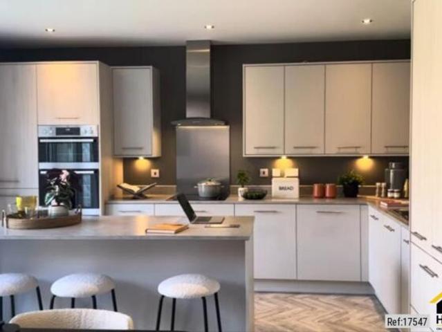 Flat for rent in Cat Hill, England