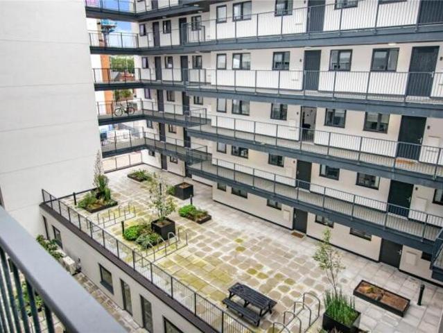 Flat for rent in Calderstones