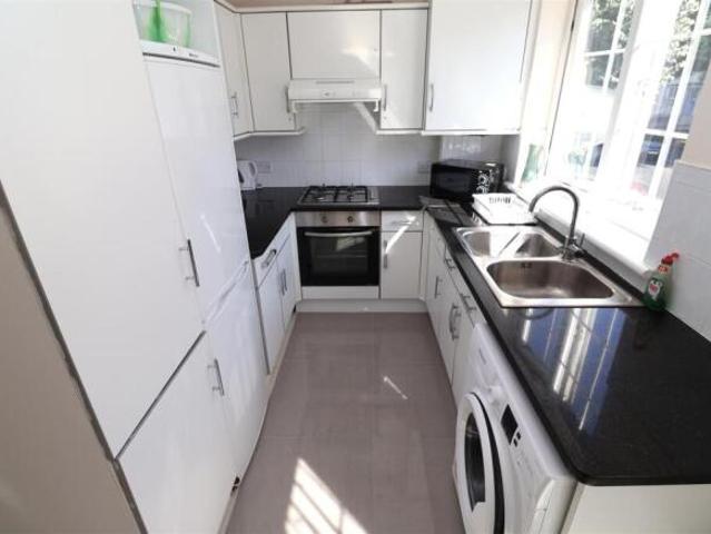 Flat for rent in Walham Green, Greater London