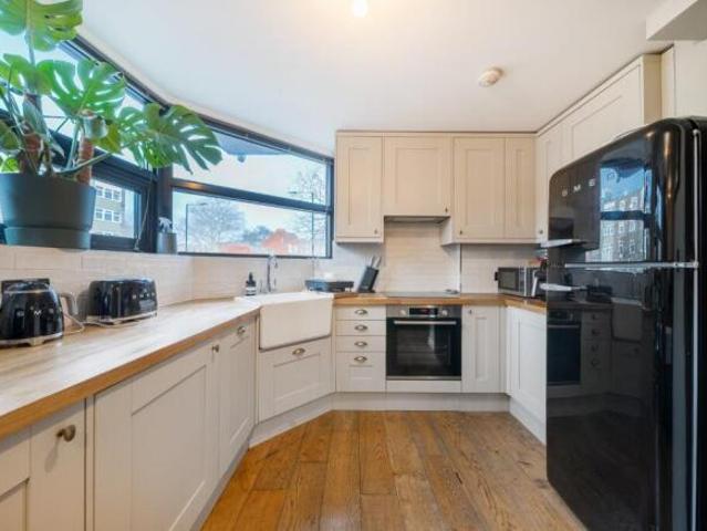Flat for rent in Cat Hill, England