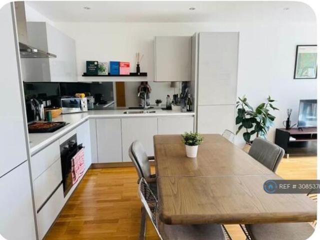 Flat for rent in Cat Hill, England