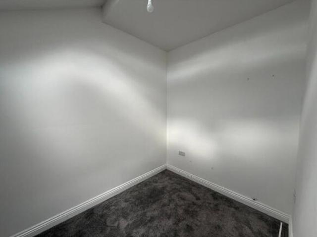 Flat for rent in Hollinwood, Pendock