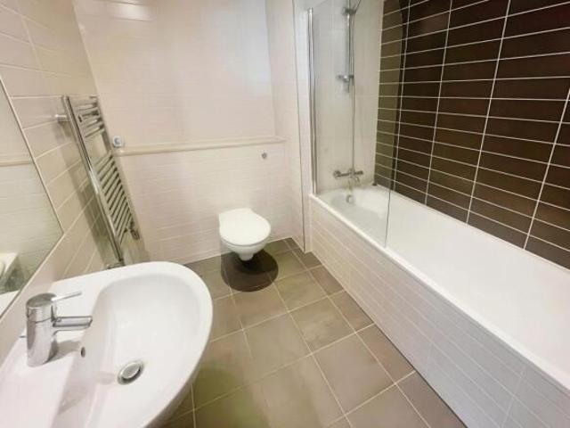Flat for rent in Calderstones