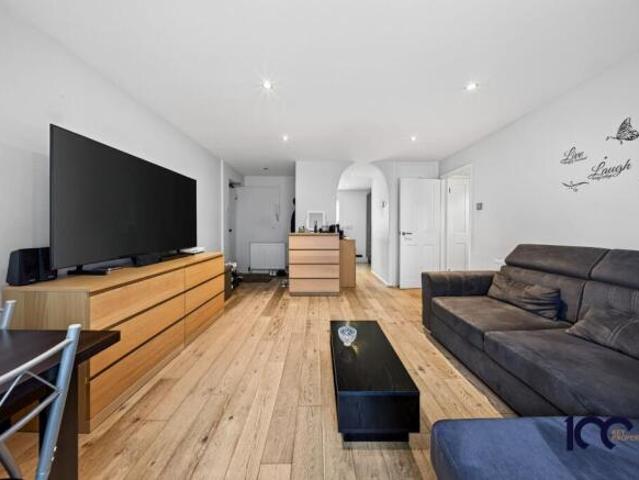 Flat for rent in Cat Hill, England