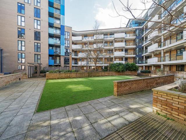 Flat for rent in Cat Hill, England