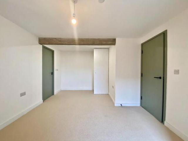 Flat for rent in South Lane, West Yorkshire