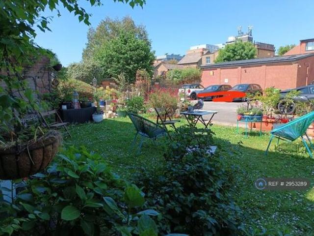 Flat for rent in Cat Hill