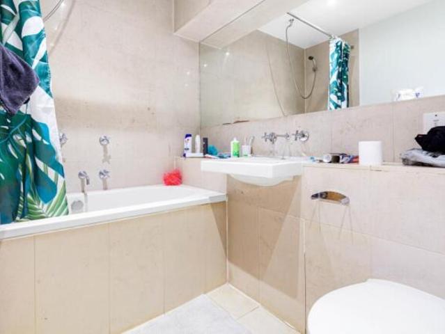 Flat for rent in Cat Hill, England