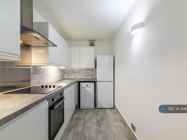 Flat for rent in Cat Hill, England