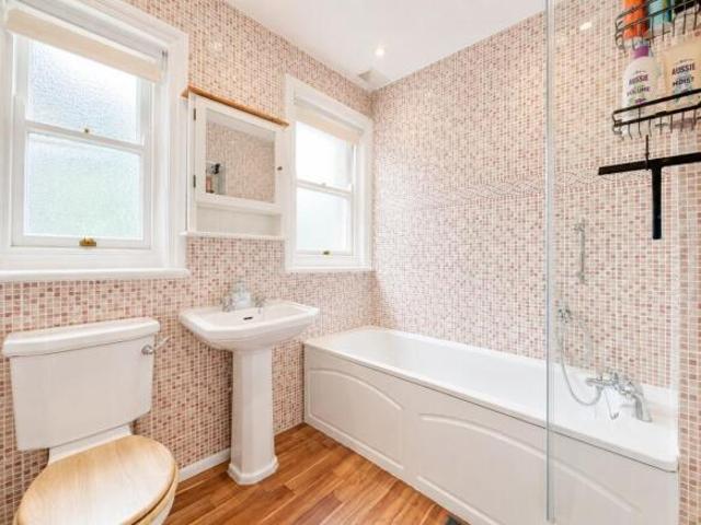 Flat for rent in Upton, Acol