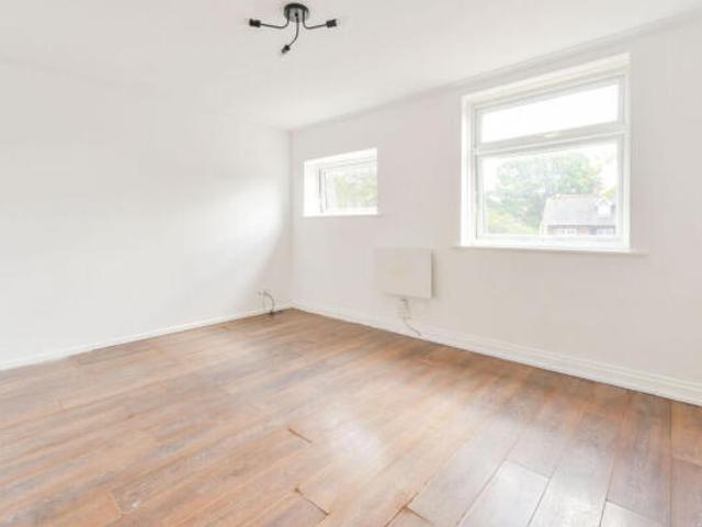 Flat for rent in Cat Hill, England