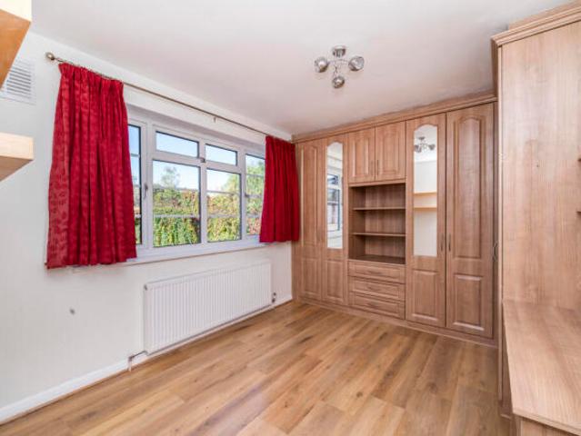 Flat for rent in Cat Hill, England