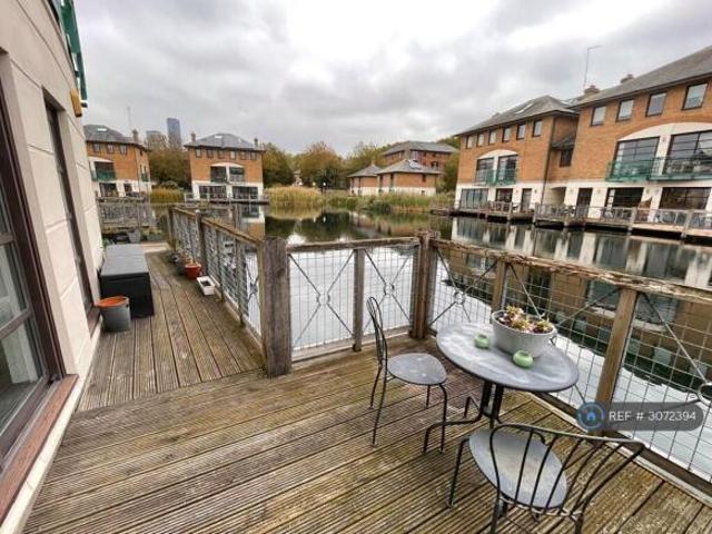Flat for rent in Cat Hill, England