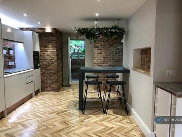 House for rent in Follaton, Strode